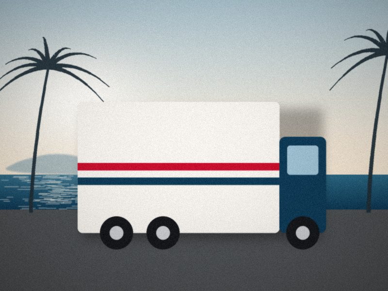 Camion porte-voiture fermé aux bandes rouge et bleue devant la mer et des palmiers